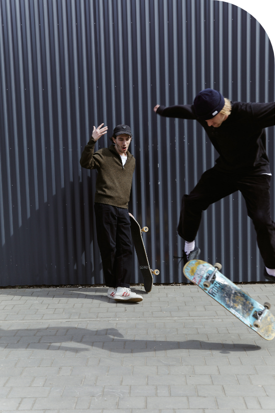 2 Typen mit Skateboard